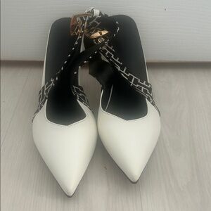 Source Unknown Black and White Heels with Gold Accent